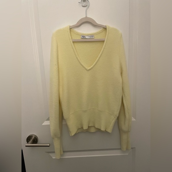 Must go before 30th! Zara Fluffy Sweater Size M - Picture 1 of 2